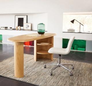 Un aspetto scultoreo per Smith di La Redoute, la scrivania che ha il piano in MDF con una forma organica e sinuosa. La struttura, caratterizzata dalla presenza di due sostegni arrotondati laterali, è impiallacciata in rovere. Misura L 160 x P 65 x H 75 cm. Prezzo 1.234 euro.  www.laredoute.it