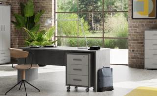 Grande e funzionale la scrivania Think di Conforama Italia che ha una linea essenziale e una raffinata finitura cemento nelle sfumature del grigio chiaro. Sotto il piano è possibile aggiungere una cassettiera da ufficio per tenere tutto in ordine. Misura L 180 x P 69 x H 76 cm. Prezzo 139 euro. www.conforama.it