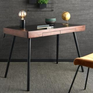 Raffinata ed essenziale la scrivania Winston di CASA che è caratterizzata da un ripiano rettangolare dipinto marrone scuro sorretto da quattro sottili gambe nere. Sono presenti due pratici cassetti sottopiano portatutto. Misura L 120 x P 60 x H 75 cm. Prezzo 239 euro. www.casashops.com