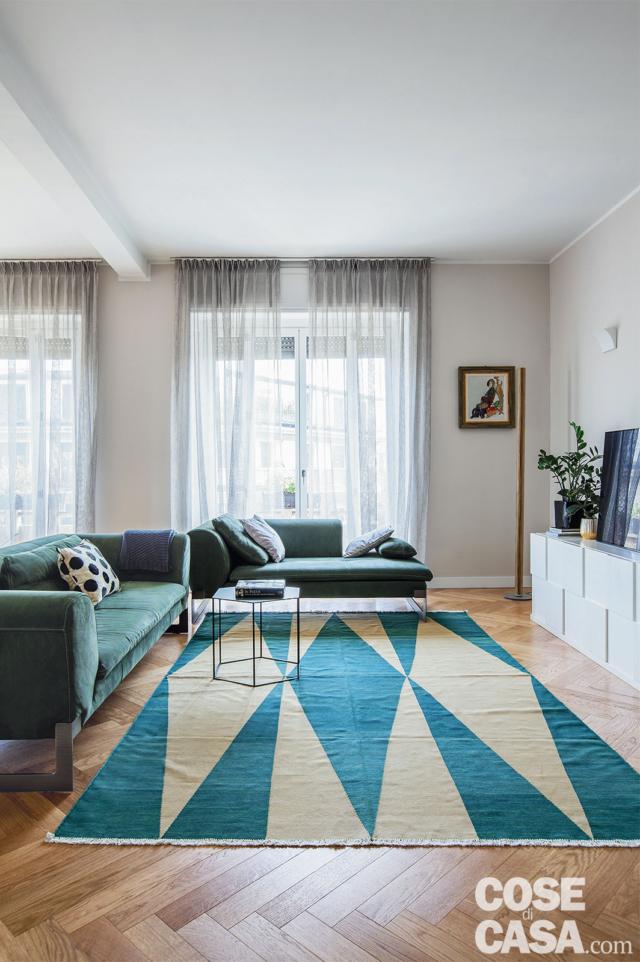 soggiorno del grande appartamento, finestre, divano in velluto, tappeto blu e giallo, mobile in laccato bianco, parquet a spina di pesce, tendaggi, chaise-longue soggiorno del grande appartamento, finestre, divano in velluto, tappeto blu e giallo, mobile in laccato bianco, parquet a spina di pesce, tendaggi, chaise-longue