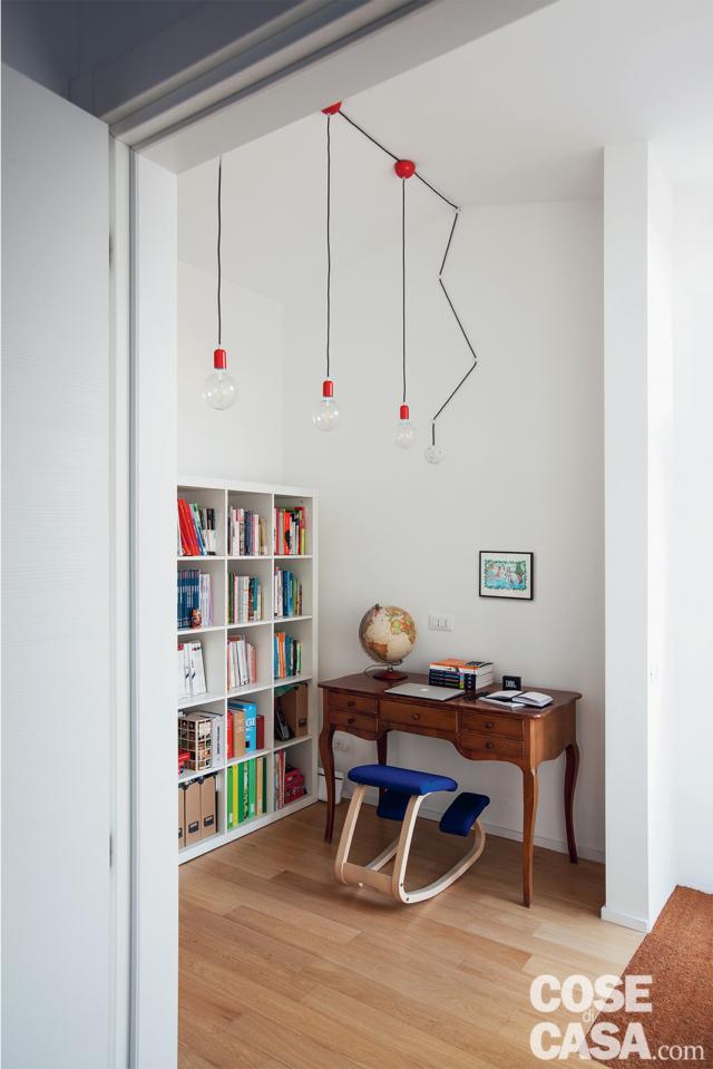 zona studio nel sottotetto, scrivania vintage, seduta ergonomica, libreria a giorno bianca. sistema di lampade a sospensione zona studio nel sottotetto, scrivania vintage, seduta ergonomica, libreria a giorno bianca. sistema di lampade a sospensione