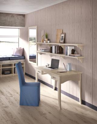 Tutto il fascino del legno massello naturale, messo in risalto da una linea piacevolmente retrò, per il tavolino scrittoio di Scandola Mobili che trova posto sia in camera da letto sia nel living classico. È  corredato di due piccoli cassetti laterali e il piano è impreziosito dalla venatura a vista. Misura L 130 x P 70 x H 78 cm. Prezzo  a partire da 992 euro. www.scandolamobili.it