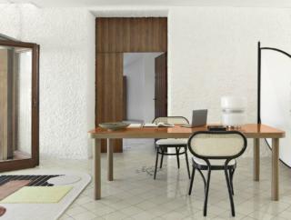 Può accogliere comodamente due persone al lavoro il grande tavolo rettangolare SÄULE di Gebrüder Thonet Vienna GmbH: è caratterizzato da quattro gambe tornite in noce canaletto massello abbinate al top a forte spessore, con angoli curvi e bordature in massello di noce, con un piano in laminato HPL lucido arancio. Misura L 220 x P 90 x H 75 cm. Prezzo a partire da 4.980 euro + IVA. www.gebruederthonetvienna.com