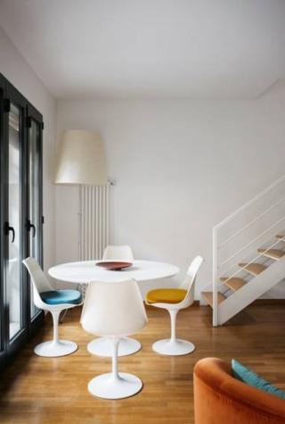 Abbinamento completo per tavolo e sedie della stessa collezione