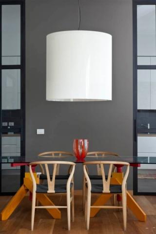 lampadario centrale che crea una composizione geometrica e rigorosa. lampadario centrale che crea una composizione geometrica e rigorosa.