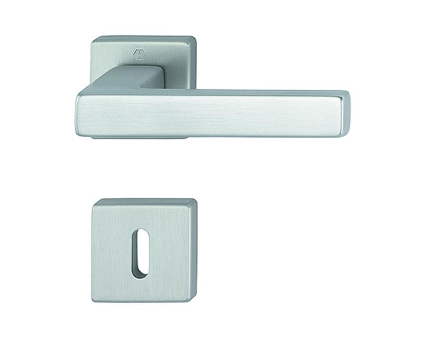 Con rosetta e bocchetta, la maniglia Toulon della linea duraplus® di Hoppe è in alluminio con finitura aspetto argento. La linea è squadrata ed è disponibile anche per finestre e serramenti alzanti scorrevoli. Costa da 21 euro + Iva. www.hoppe.com