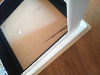 3. Fissate la tavola agli sgabelli con avvitatore e viti. 3. Fissate la tavola agli sgabelli con avvitatore e viti.