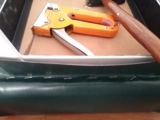 9. Fissate tutti i punti intermedi con la sparapunti e poi il martello. 9. Fissate tutti i punti intermedi con la sparapunti e poi il martello.