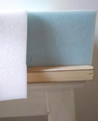 5. Ritagliate una striscia di gommapiuma spessa 1 cm. 5. Ritagliate una striscia di gommapiuma spessa 1 cm.