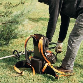 1. Decespugliatore spalleggiato con testina a filo.