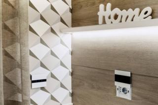 Comandi a sfioro e presa a scomparsa con placche AVE della serie Allumia Touch Comandi a sfioro e presa a scomparsa con placche AVE della serie Allumia Touch