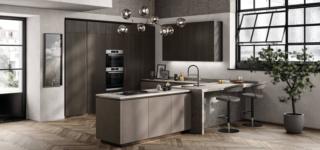 Una composizione a golfo per LiberaMente di Scavolini, la composizione con le ante, prive di maniglie, in Biomalta Argilla Agra e impiallacciate Rovere Carbone. La grande penisola, che può essere utilizzata sia come piano di lavoro aggiuntivo sia come piano colazione, è formata da due elementi: uno contenitivo con le ante lisce e l'altro che include la zona lavaggio integrata realizzato in gres porcellanato Pietra d'Iseo Ceppo, un materiale con un sorprendente effetto materico. Prezzo su richiesta. www.scavolini.com Una composizione a golfo per LiberaMente di Scavolini, la composizione con le ante, prive di maniglie, in Biomalta Argilla Agra e impiallacciate Rovere Carbone. La grande penisola, che può essere utilizzata sia come piano di lavoro aggiuntivo sia come piano colazione, è formata da due elementi: uno contenitivo con le ante lisce e l'altro che include la zona lavaggio integrata realizzato in gres porcellanato Pietra d'Iseo Ceppo, un materiale con un sorprendente effetto materico. Prezzo su richiesta. www.scavolini.com