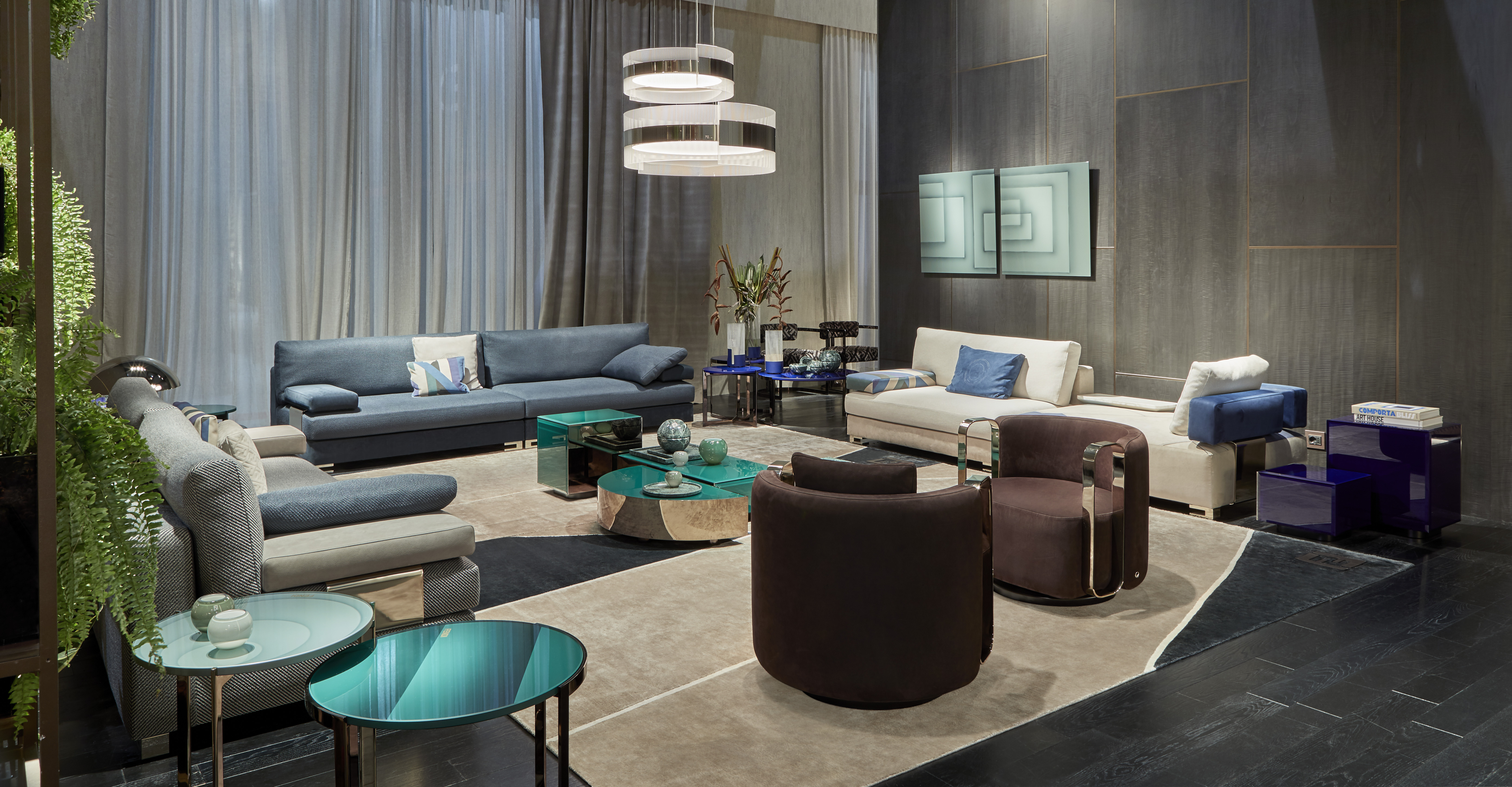 La poltrona Kelly Bracelet di Fendi Casa ha una struttura avvolgente, con braccioli indipendenti di metallo che richiamano il mondo della moda. Tra seduta e bracciolo un dettaglio galvanizzato ne impreziosisce i volumi, ripreso come trait d’union dell’intera nuova collezione di arredamento della maison. Il basamento di legno nasconde un meccanismo girevole speciale, progettato appositamente. www.fendi.com www.luxurylivinggroup.com