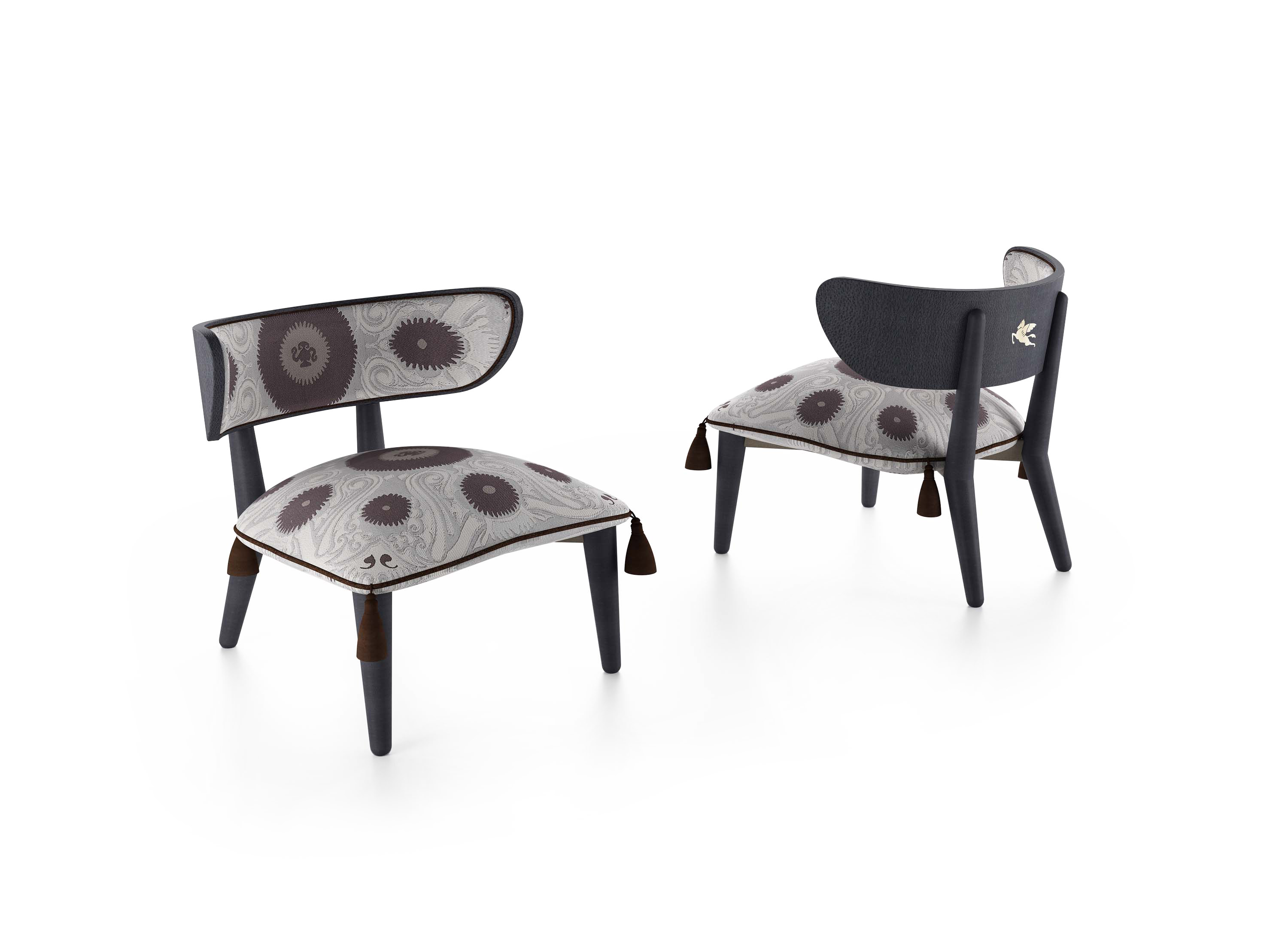 La poltroncina Shah di Etro Home Interiors prende il nome dai re della tradizione persiana, a cui si ispira con il cuscino della seduta, che richiama lo stile dei pouf ottomani. Il tessuto Bukhara con ricami decorativi tribali ammorbidisce le linee essenziali della struttura portante di legno tinto wengé scuro dalla finitura opaca. Le nappe di seta applicate agli angoli riportano invece alla classicità occidentale, mentre sul retro della seduta è applicato il cavallo alato Pegaso di ottone lucido, simbolo storico del brand. Misure L 67 x H 60 x P 64 cm. www.etro.com