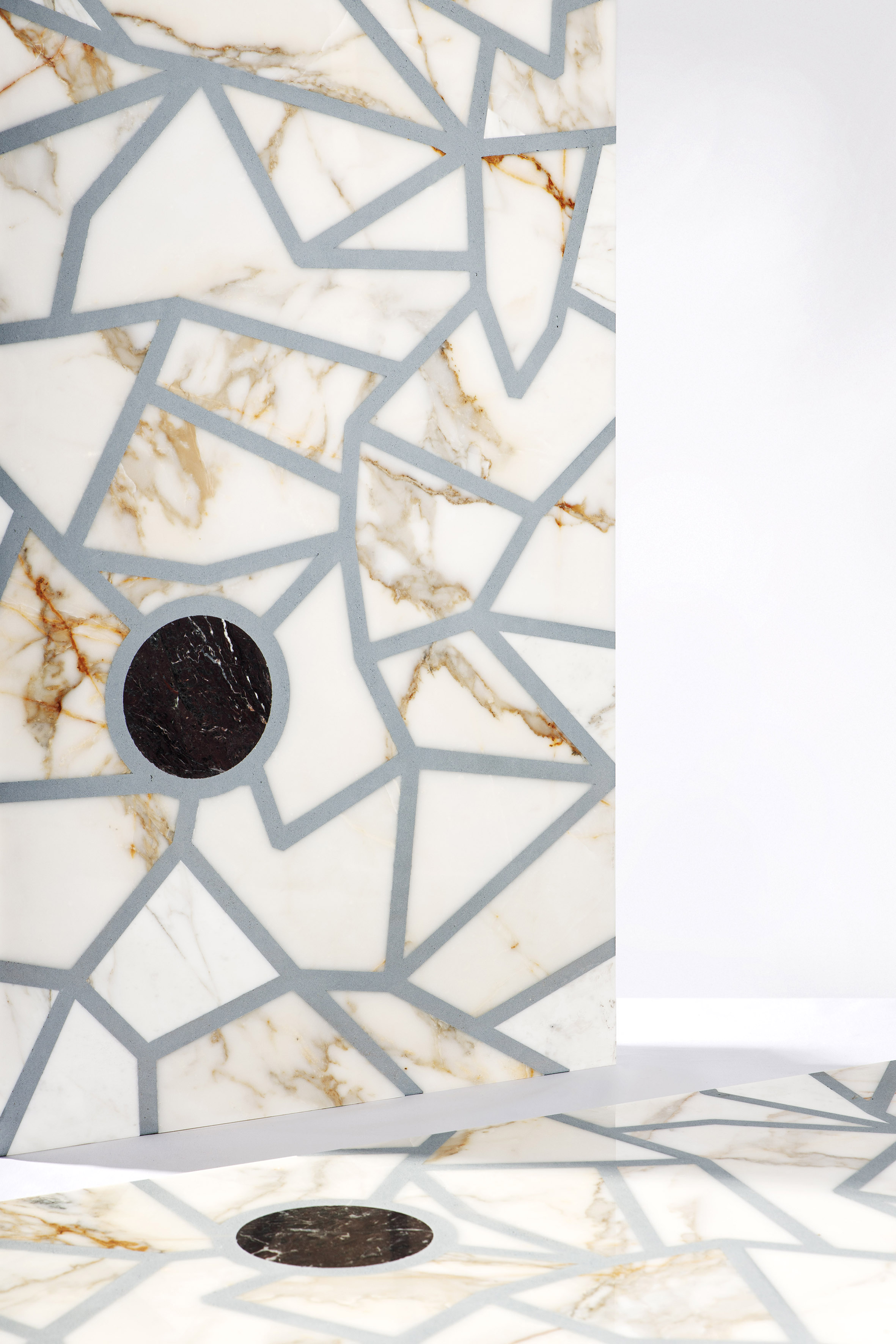 La collezione Opus Certum (design Zanellato/Bortotto) di Del Savio 1910 rende omaggio alla tradizione dei rivestimenti “alla palladiana” rileggendola in chiave contemporanea. Le composizioni formate da pietre di tagli diversi e irregolari sono frammentate da pattern di cemento colorato, che danno forma a reticoli geometrici moderni e inusuali. Tre le declinazioni possibili: Dot (nella foto), con inserimento di cerchi perfetti in un pattern irregolare, Optic, con elementi di marmo ricomposti tra loro da linee discontinue ma parallele, e Vague, di taglio più classico ma con un andamento grafico fluido e sinuoso. www.delsavio.com La collezione Opus Certum (design Zanellato/Bortotto) di Del Savio 1910 rende omaggio alla tradizione dei rivestimenti “alla palladiana” rileggendola in chiave contemporanea. Le composizioni formate da pietre di tagli diversi e irregolari sono frammentate da pattern di cemento colorato, che danno forma a reticoli geometrici moderni e inusuali. Tre le declinazioni possibili: Dot (nella foto), con inserimento di cerchi perfetti in un pattern irregolare, Optic, con elementi di marmo ricomposti tra loro da linee discontinue ma parallele, e Vague, di taglio più classico ma con un andamento grafico fluido e sinuoso. www.delsavio.com