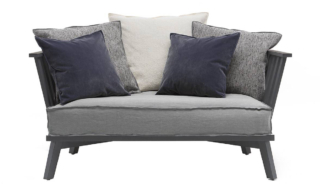 Gray di Gervasoni (www.gervasoni1882.com)
ha la struttura in legno con schienale avvolgente
a doghe arricchito da cuscini. Misura L 149 x
P 92 x H 70 cm e costa a partire da 3.763 euro + Iva. Gray di Gervasoni (www.gervasoni1882.com)
ha la struttura in legno con schienale avvolgente
a doghe arricchito da cuscini. Misura L 149 x
P 92 x H 70 cm e costa a partire da 3.763 euro + Iva.