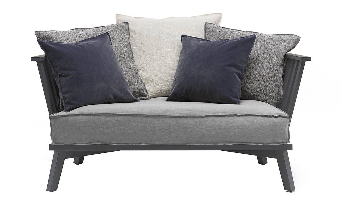 Gray di Gervasoni (www.gervasoni1882.com)
ha la struttura in legno con schienale avvolgente
a doghe arricchito da cuscini. Misura L 149 x
P 92 x H 70 cm e costa a partire da 3.763 euro + Iva. Gray di Gervasoni (www.gervasoni1882.com)
ha la struttura in legno con schienale avvolgente
a doghe arricchito da cuscini. Misura L 149 x
P 92 x H 70 cm e costa a partire da 3.763 euro + Iva.