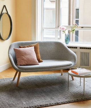 AAL Sofa di Hay (www.hay.dk), in stile nordico,
ha gambe in rovere naturale massello, struttura
in poliuretano rinforzato con acciaio e imbottitura in gomma. Il rivestimento in tessuto è fisso. Misura L 150 x P 73 x H 81 cm e costa a partire da 2.149 euro + Iva. AAL Sofa di Hay (www.hay.dk), in stile nordico,
ha gambe in rovere naturale massello, struttura
in poliuretano rinforzato con acciaio e imbottitura in gomma. Il rivestimento in tessuto è fisso. Misura L 150 x P 73 x H 81 cm e costa a partire da 2.149 euro + Iva.