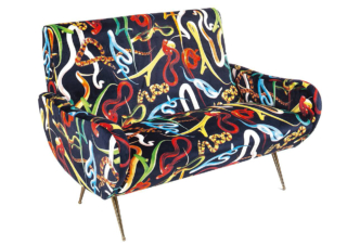 Una stampa originale e scenografica per il rivestimento del divanetto Snakes della Collezione Toiletpaper Home di Seletti (www.seletti.it); i piedini sono in ottone. Misura L 122 x P 86 x H 86 cm e costa 1.859 euro. Una stampa originale e scenografica per il rivestimento del divanetto Snakes della Collezione Toiletpaper Home di Seletti (www.seletti.it); i piedini sono in ottone. Misura L 122 x P 86 x H 86 cm e costa 1.859 euro.