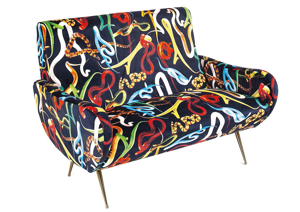 Una stampa originale e scenografica per il rivestimento del divanetto Snakes della Collezione Toiletpaper Home di Seletti (www.seletti.it); i piedini sono in ottone. Misura L 122 x P 86 x H 86 cm e costa 1.859 euro. Una stampa originale e scenografica per il rivestimento del divanetto Snakes della Collezione Toiletpaper Home di Seletti (www.seletti.it); i piedini sono in ottone. Misura L 122 x P 86 x H 86 cm e costa 1.859 euro.