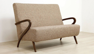 Iris di Vama Divani (www.vamadivani.it) ha braccioli
e gambe sinuosi in legno che evocano i modelli
anni '50; il rivestimento in tessuto è sfoderabile. Misura
L 140 x P 90 x H 96 cm e costa 1.590 euro + Iva. Iris di Vama Divani (www.vamadivani.it) ha braccioli
e gambe sinuosi in legno che evocano i modelli
anni '50; il rivestimento in tessuto è sfoderabile. Misura
L 140 x P 90 x H 96 cm e costa 1.590 euro + Iva.