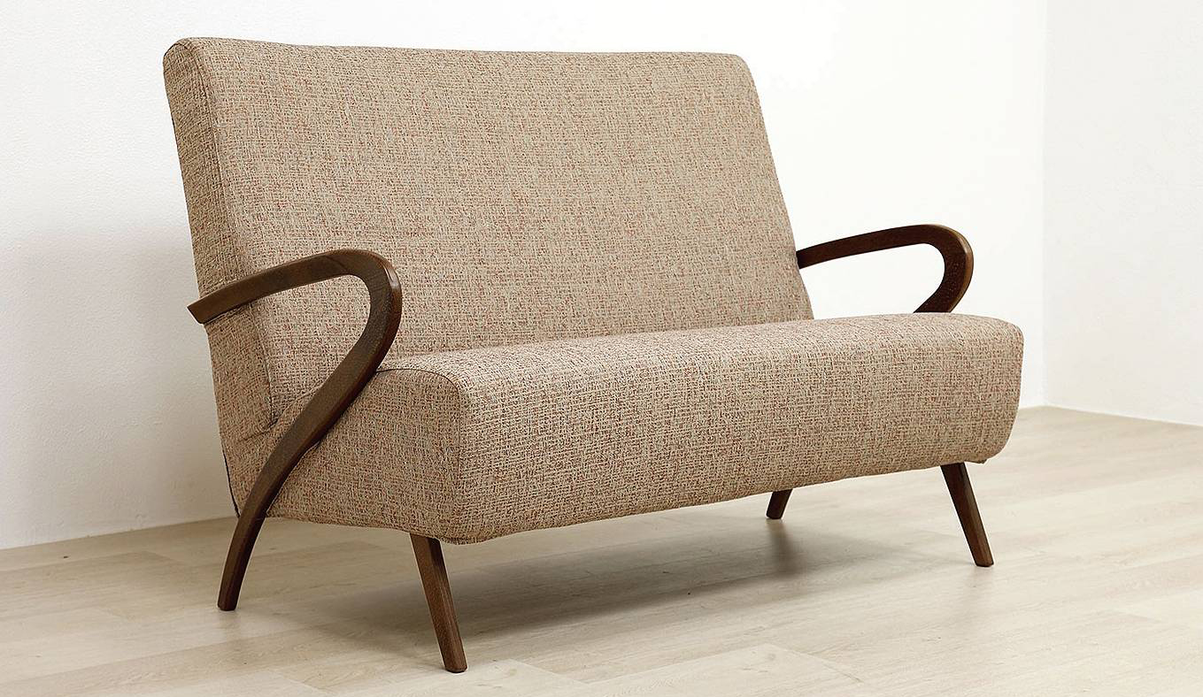 Iris di Vama Divani (www.vamadivani.it) ha braccioli
e gambe sinuosi in legno che evocano i modelli
anni '50; il rivestimento in tessuto è sfoderabile. Misura
L 140 x P 90 x H 96 cm e costa 1.590 euro + Iva. Iris di Vama Divani (www.vamadivani.it) ha braccioli
e gambe sinuosi in legno che evocano i modelli
anni '50; il rivestimento in tessuto è sfoderabile. Misura
L 140 x P 90 x H 96 cm e costa 1.590 euro + Iva.