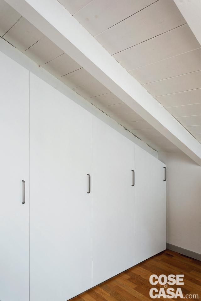 sottotetto, falda inclinata, travi, armadi di altezza digradante sotto lo spiovente, pavimento in parquet sottotetto, falda inclinata, travi, armadi di altezza digradante sotto lo spiovente, pavimento in parquet