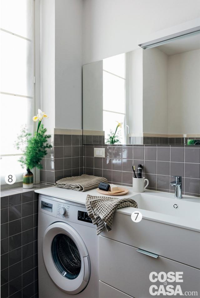 bagno del sottotetto green, finestra, piastrelle grige lucide, mobile lavabo, lavatrice, specchiera orizzontale, applique bagno del sottotetto green, finestra, piastrelle grige lucide, mobile lavabo, lavatrice, specchiera orizzontale, applique