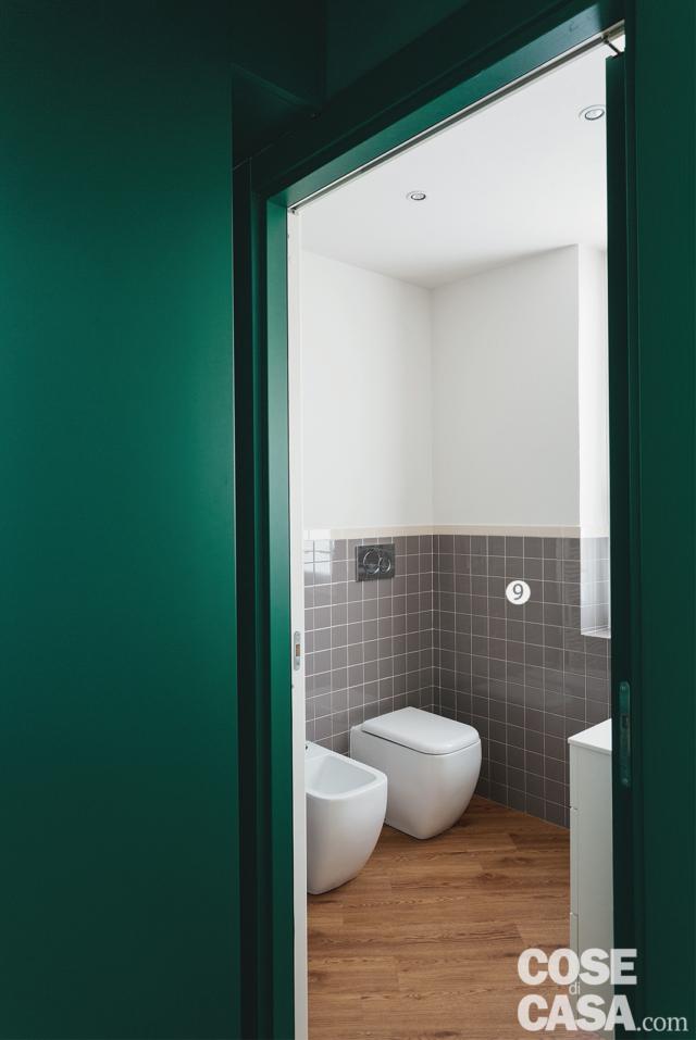 antibagno, pareti verdi, bagno, sanitari bianchi, piastrelle in finitura grigio lucido, pavimento in parquet, faretti incassati a soffitto antibagno, pareti verdi, bagno, sanitari bianchi, piastrelle in finitura grigio lucido, pavimento in parquet, faretti incassati a soffitto
