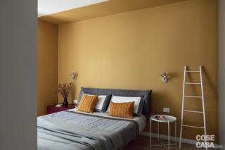 Nella camera matrimoniale il letto tessile e i comodini in laccato bordeaux sono di Caccaro, il cuscino senape e il vaso in gres sono di Fritz Hansen; la lampada a sospensione è la Parentesi di Flos, design Achille Castigioni e Pio Manzù, l'applique nella zona lettura è la Tolomeo di Artemide, design De Lucchi-Fassina. Il copriletto trapuntato e la parure in raso di cotone sono di Frette. Le pitture a parete sono di Sikkens. Nella camera matrimoniale il letto tessile e i comodini in laccato bordeaux sono di Caccaro, il cuscino senape e il vaso in gres sono di Fritz Hansen; la lampada a sospensione è la Parentesi di Flos, design Achille Castigioni e Pio Manzù, l'applique nella zona lettura è la Tolomeo di Artemide, design De Lucchi-Fassina. Il copriletto trapuntato e la parure in raso di cotone sono di Frette. Le pitture a parete sono di Sikkens.