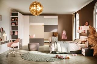 Sfrutta al meglio l'angolo la camera CM306 della collezione Top di Giessegi, ideale per una ragazza adolescente, grazie alla presenza del grande armadio, composto da una sezione con ante a battente e una con ante scorrevoli, in nobilitato Cenere Wood e in laccato Princess e Coffee. È presente una scrivania sospesa, corredata di mensola e di due cassetti, che alleggerisce la composizione. Misura L 100 x P 42 x H 64 cm. L'armadio con ante battente misura L 240/106 x P 58 x H 259,2 cm, quello con ante scorrevoli misura L 240 x P 60 x H 259,2 cm. Il letto misura L 130 x P 205 x H 96 cm. La composizione come da foto prezzo 8.933 euro + IVA. www.giessegi.it Sfrutta al meglio l'angolo la camera CM306 della collezione Top di Giessegi, ideale per una ragazza adolescente, grazie alla presenza del grande armadio, composto da una sezione con ante a battente e una con ante scorrevoli, in nobilitato Cenere Wood e in laccato Princess e Coffee. È presente una scrivania sospesa, corredata di mensola e di due cassetti, che alleggerisce la composizione. Misura L 100 x P 42 x H 64 cm. L'armadio con ante battente misura L 240/106 x P 58 x H 259,2 cm, quello con ante scorrevoli misura L 240 x P 60 x H 259,2 cm. Il letto misura L 130 x P 205 x H 96 cm. La composizione come da foto prezzo 8.933 euro + IVA. www.giessegi.it