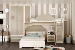 La composizione Gemma ponte soppalco in vendita da Conforama permette di ospitare due sorelle di età differenti: è composta da un armadio a quattro ante e due cassetti, da un comodino e da una scaletta. I colori chiari degli elementi, betulla e tortora, la rendono elegante e senza tempo. Misura L 337 x P 90 x H 244 cm. Prezzo 1.176 euro.  www.conforama.it La composizione Gemma ponte soppalco in vendita da Conforama permette di ospitare due sorelle di età differenti: è composta da un armadio a quattro ante e due cassetti, da un comodino e da una scaletta. I colori chiari degli elementi, betulla e tortora, la rendono elegante e senza tempo. Misura L 337 x P 90 x H 244 cm. Prezzo 1.176 euro.  www.conforama.it