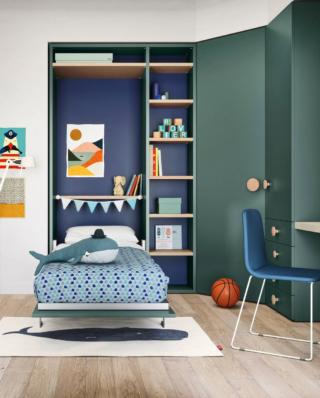 Quando non serve il letto singolo Twiddy di Nidi con pomoli Woody “scompare” all'interno dell'armadio permettendo di recuperare spazio al centro della stanza. Misura L 95,6 x P 33/209 x H 221,3 cm. Prezzo a partire da 1.420 euro + IVA. L'armadio con angolo spogliatoio è chiuso da ante a battente con maniglie Woody come i cassetti. www.nidi.it Quando non serve il letto singolo Twiddy di Nidi con pomoli Woody “scompare” all'interno dell'armadio permettendo di recuperare spazio al centro della stanza. Misura L 95,6 x P 33/209 x H 221,3 cm. Prezzo a partire da 1.420 euro + IVA. L'armadio con angolo spogliatoio è chiuso da ante a battente con maniglie Woody come i cassetti. www.nidi.it