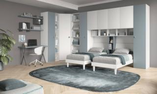 L'armadio a ponte maxi, con colonne e mensole, posizionato sopra la coppia di letti gemelli della composizione Young di Felver Casa permette di sfruttare al meglio lo spazio della cameretta per una coppia di fratelli: le ante a battente con pomelli sono nella luminosa finitura effetto legno frassino bianco e avio. La composizione angolare misura L 469,6/297,8 x P 58 x H 247 cm. Prezzo a partire da 2.050 euro (per la  composizione composta da armadio a ponte, 2 letti e libreria uso comodino). www.felver.it L'armadio a ponte maxi, con colonne e mensole, posizionato sopra la coppia di letti gemelli della composizione Young di Felver Casa permette di sfruttare al meglio lo spazio della cameretta per una coppia di fratelli: le ante a battente con pomelli sono nella luminosa finitura effetto legno frassino bianco e avio. La composizione angolare misura L 469,6/297,8 x P 58 x H 247 cm. Prezzo a partire da 2.050 euro (per la  composizione composta da armadio a ponte, 2 letti e libreria uso comodino). www.felver.it