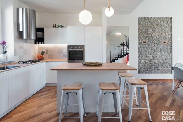 cucina a vista con isola nella casa di 100 mq con sottotetto cucina a vista con isola nella casa di 100 mq con sottotetto