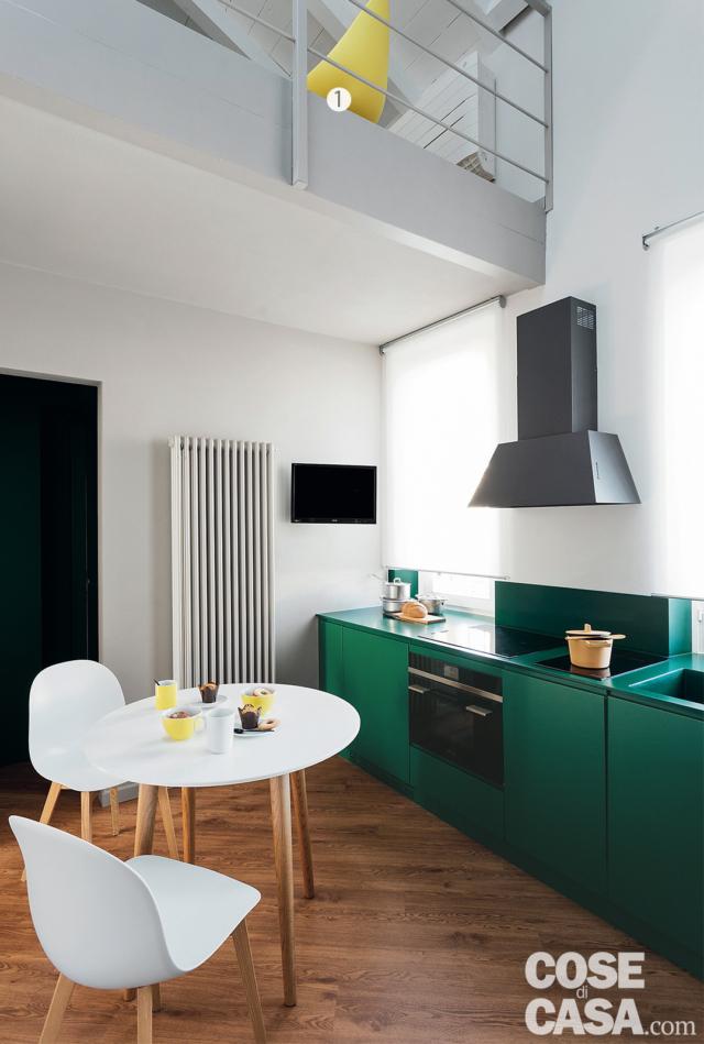 cucina, basi verdi nel sottofinestra, forno, lavello,cappa a parete, soppalco con affaccio, tavolo rotondo, sedie bianche, radiatore d'arredo, tv cucina, basi verdi nel sottofinestra, forno, lavello,cappa a parete, soppalco con affaccio, tavolo rotondo, sedie bianche, radiatore d'arredo, tv