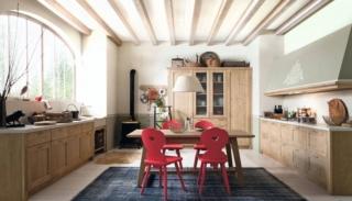 La cucina separata è l'ambiente ideale per chi ama cucinare
e pranzare in un'atmosfera intima. Tabià di Scandola, in vero legno massello, si divide in due blocchi speculari: uno con basi a cestone e piano cottura, l’altro con basi ad anta e con cassetto e lavello. È completata da un armadio con dispensa, vetrinetta, cassettiera e frigorifero a incasso. Prezzo di un modulo con due cestoni, L 60 x P 58,6
x H 72 cm, a partire da 609 euro. www.scandolamobili.it