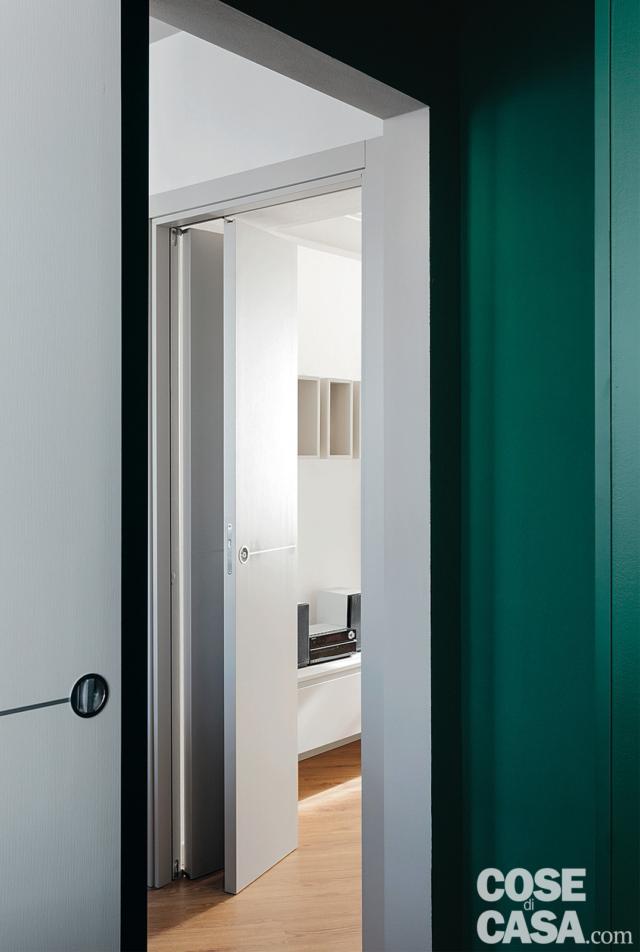 disimpegno, pareti in finitura verde, porta a libro del soggiorno disimpegno, pareti in finitura verde, porta a libro del soggiorno