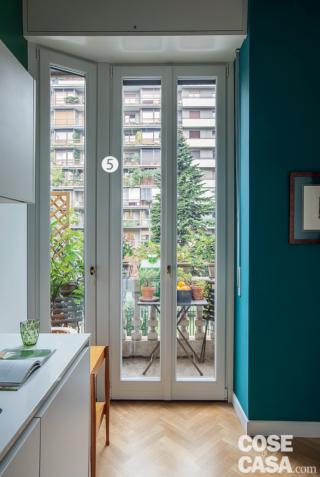 Il serramento si sdoppia
La cucina è illuminata da una portafinestra tripla affacciata sul balconcino: il serramento è costituito da due battenti e da un terzo installato in senso obliquo che forma con gli altri un angolo ampio. Lo stesso infisso prosegue poi nella stanza adiacente
alla cucina, affacciata sul medesimo balcone. Il serramento si sdoppia
La cucina è illuminata da una portafinestra tripla affacciata sul balconcino: il serramento è costituito da due battenti e da un terzo installato in senso obliquo che forma con gli altri un angolo ampio. Lo stesso infisso prosegue poi nella stanza adiacente
alla cucina, affacciata sul medesimo balcone.