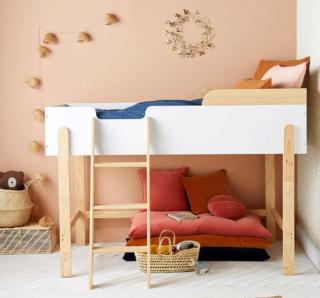 Il letto a media altezza Arturo di La Redoute consente ai bambini di avere uno spazio libero dove giocare: la zona sotto il letto infatti può essere attrezzata con cuscinoni e tappeti. La struttura è realizzata in pino massello tinto rovere e MDF laccato finitura acrilico bianco; è dotato di doghe di compensato. Misura L 99,4/132,9 x P 194,6 x H 138,6 cm. Prezzo 499 euro. www.laredoute.it Il letto a media altezza Arturo di La Redoute consente ai bambini di avere uno spazio libero dove giocare: la zona sotto il letto infatti può essere attrezzata con cuscinoni e tappeti. La struttura è realizzata in pino massello tinto rovere e MDF laccato finitura acrilico bianco; è dotato di doghe di compensato. Misura L 99,4/132,9 x P 194,6 x H 138,6 cm. Prezzo 499 euro. www.laredoute.it