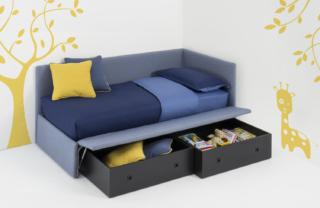 Il letto Birba in vendita su diotti.com è interamente rivestito in tessuto sfoderabile ed è caratterizzato da uno schienale a muro imbottito che offre una protezione laterale quando è posizionato contro il muro e da una coppia di capienti cassettoni in cui possono essere sistemati cuscini e giocattoli per sfruttare al meglio lo spazio. Misura L 89 x P 200 x H 35/87 cm. Prezzo a partire da 1.546,96 euro. www.diotti.com Il letto Birba in vendita su diotti.com è interamente rivestito in tessuto sfoderabile ed è caratterizzato da uno schienale a muro imbottito che offre una protezione laterale quando è posizionato contro il muro e da una coppia di capienti cassettoni in cui possono essere sistemati cuscini e giocattoli per sfruttare al meglio lo spazio. Misura L 89 x P 200 x H 35/87 cm. Prezzo a partire da 1.546,96 euro. www.diotti.com