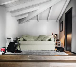 Durante il giorno ha l'aspetto di un comodo sofà con tanti cuscini per accogliere gli amici, la notte si trasforma in un letto confortevole Space di Noctis: è dotato di bauletto per riporre coperte e cuscini ed è rivestito in tessuto Penelope in una colorazione chiara. É la soluzione giusta per la camera di un adolescente che sta crescendo. Misura L 101 x P 200/210 x H 85 cm. Prezzo a partire da 1.309 euro. www.noctis.it Durante il giorno ha l'aspetto di un comodo sofà con tanti cuscini per accogliere gli amici, la notte si trasforma in un letto confortevole Space di Noctis: è dotato di bauletto per riporre coperte e cuscini ed è rivestito in tessuto Penelope in una colorazione chiara. É la soluzione giusta per la camera di un adolescente che sta crescendo. Misura L 101 x P 200/210 x H 85 cm. Prezzo a partire da 1.309 euro. www.noctis.it