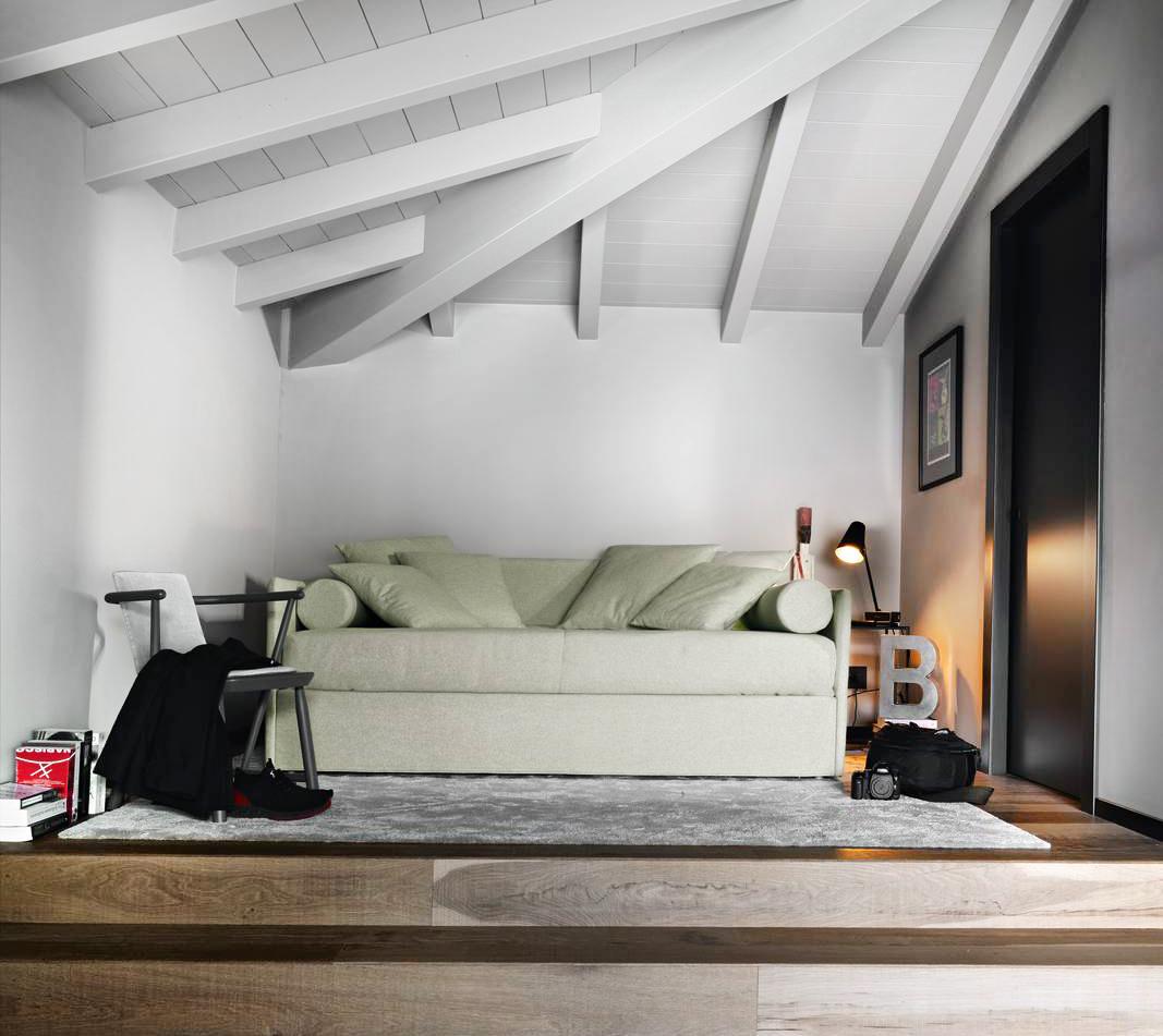 Durante il giorno ha l'aspetto di un comodo sofà con tanti cuscini per accogliere gli amici, la notte si trasforma in un letto confortevole Space di Noctis: è dotato di bauletto per riporre coperte e cuscini ed è rivestito in tessuto Penelope in una colorazione chiara. É la soluzione giusta per la camera di un adolescente che sta crescendo. Misura L 101 x P 200/210 x H 85 cm. Prezzo a partire da 1.309 euro. www.noctis.it Durante il giorno ha l'aspetto di un comodo sofà con tanti cuscini per accogliere gli amici, la notte si trasforma in un letto confortevole Space di Noctis: è dotato di bauletto per riporre coperte e cuscini ed è rivestito in tessuto Penelope in una colorazione chiara. É la soluzione giusta per la camera di un adolescente che sta crescendo. Misura L 101 x P 200/210 x H 85 cm. Prezzo a partire da 1.309 euro. www.noctis.it