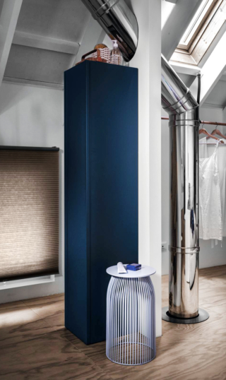 Solido e discreto l'armadietto Just di Fantin nella variante Steel Blue trova posto praticamente ovunque. È dotato di un'anta che può essere aperta sia a destra sia a sinistra e di una serie di ripiani posizionabili liberamente; si può scegliere fra 35 colori diversi. Misura L 35 x P 39 x H 180 cm. Prezzo a partire da 940 euro + IVA. www.fantin.com Solido e discreto l'armadietto Just di Fantin nella variante Steel Blue trova posto praticamente ovunque. È dotato di un'anta che può essere aperta sia a destra sia a sinistra e di una serie di ripiani posizionabili liberamente; si può scegliere fra 35 colori diversi. Misura L 35 x P 39 x H 180 cm. Prezzo a partire da 940 euro + IVA. www.fantin.com