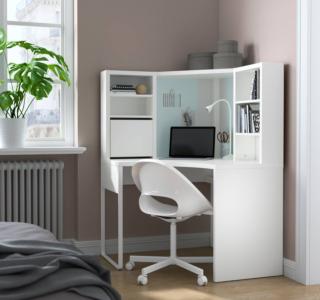 Una postazione di studio accogliente e compatta con Micke di Ikea Italia, il mobile bianco che permette di sfruttare perfettamente l'angolo della camera. I ripiani sono regolabili e sono presenti un foro per il passaggio dei cavi e una lavagna magnetica. Misura L 100 x P 100 x H 142 cm. Prezzo 199 euro. www.ikea.com Una postazione di studio accogliente e compatta con Micke di Ikea Italia, il mobile bianco che permette di sfruttare perfettamente l'angolo della camera. I ripiani sono regolabili e sono presenti un foro per il passaggio dei cavi e una lavagna magnetica. Misura L 100 x P 100 x H 142 cm. Prezzo 199 euro. www.ikea.com