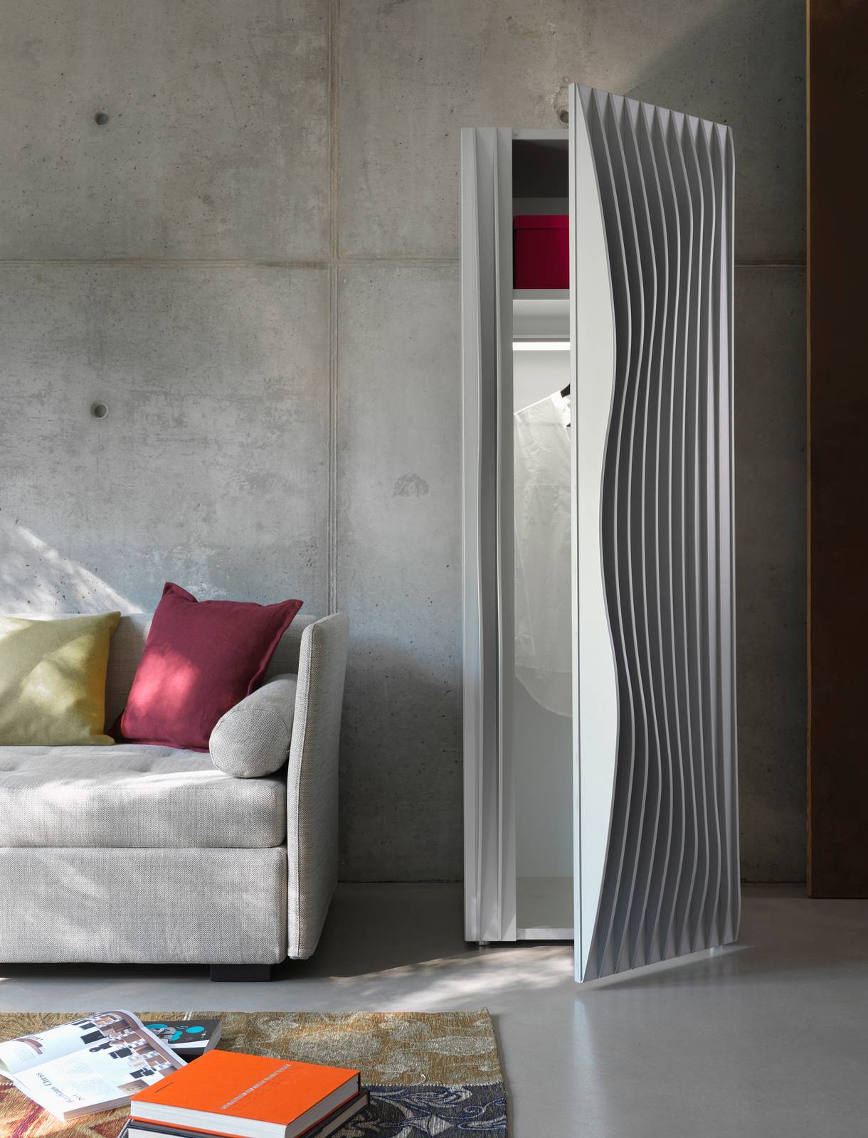 Si può scegliere fra sei varianti di colore l'armadio a sviluppo verticale Blend Ripiani di Horm che ha l' anta caratterizzata da sottili lamine in MDF equidistanti tra loro che danno vita ad un effetto cinetico. Misura L 64 x P 72 x H 192 cm. Prezzo a partire da 3.403,80 euro. www.horm.it Si può scegliere fra sei varianti di colore l'armadio a sviluppo verticale Blend Ripiani di Horm che ha l' anta caratterizzata da sottili lamine in MDF equidistanti tra loro che danno vita ad un effetto cinetico. Misura L 64 x P 72 x H 192 cm. Prezzo a partire da 3.403,80 euro. www.horm.it