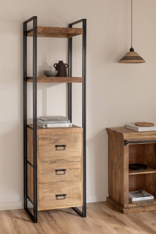 Lo scaffale in legno Klyfton di Sklum è composto da una solida struttura in ferro nero con due ripiani e tre ampi cassetti in mango naturale. Lo stile industrial permette di collocarlo in ambienti diversi dal living alla cucina passando per il bagno. Misura L 55 x P 41 x H 200 cm. Prezzo 259,95 euro. www.sklum.com Lo scaffale in legno Klyfton di Sklum è composto da una solida struttura in ferro nero con due ripiani e tre ampi cassetti in mango naturale. Lo stile industrial permette di collocarlo in ambienti diversi dal living alla cucina passando per il bagno. Misura L 55 x P 41 x H 200 cm. Prezzo 259,95 euro. www.sklum.com