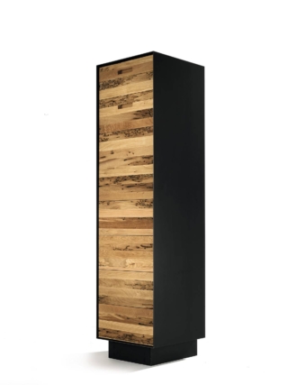 Legno massello e listellare per la cassettiera Rialto Tower di Riva 1920 che è caratterizzata dallo sviluppo verticale e da una serie di cassetti assemblati con incastri a coda di rondine: alcuni sono a scorrimento legno su legno e hanno il frontale a ribalta, altri invece scorrono su guide metalliche e sono dotati di apertura push-pull. Misura L 46 x P 46,3 x H 178,2 cm. Prezzo 4.975 euro + IVA. www.riva1920.it Legno massello e listellare per la cassettiera Rialto Tower di Riva 1920 che è caratterizzata dallo sviluppo verticale e da una serie di cassetti assemblati con incastri a coda di rondine: alcuni sono a scorrimento legno su legno e hanno il frontale a ribalta, altri invece scorrono su guide metalliche e sono dotati di apertura push-pull. Misura L 46 x P 46,3 x H 178,2 cm. Prezzo 4.975 euro + IVA. www.riva1920.it