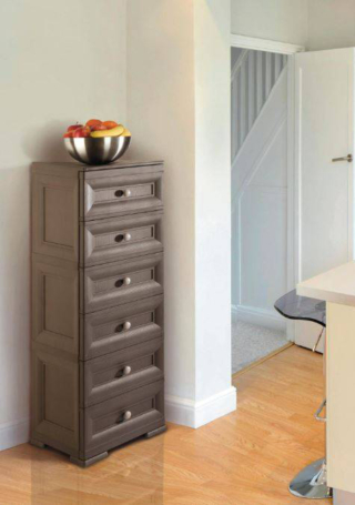 Trova facilmente posto in un angolo della cucina la cassettiera verticale (Ref. 83495480) in vendita da Leroy Merlin: ha sei comodi cassetti ed è realizzata in resistente polipropilene in una ricercata tonalità marrone. Misura L 47 x P 40 x H 125 cm. Prezzo 127,90 euro. www.leroymerlin.it Trova facilmente posto in un angolo della cucina la cassettiera verticale (Ref. 83495480) in vendita da Leroy Merlin: ha sei comodi cassetti ed è realizzata in resistente polipropilene in una ricercata tonalità marrone. Misura L 47 x P 40 x H 125 cm. Prezzo 127,90 euro. www.leroymerlin.it