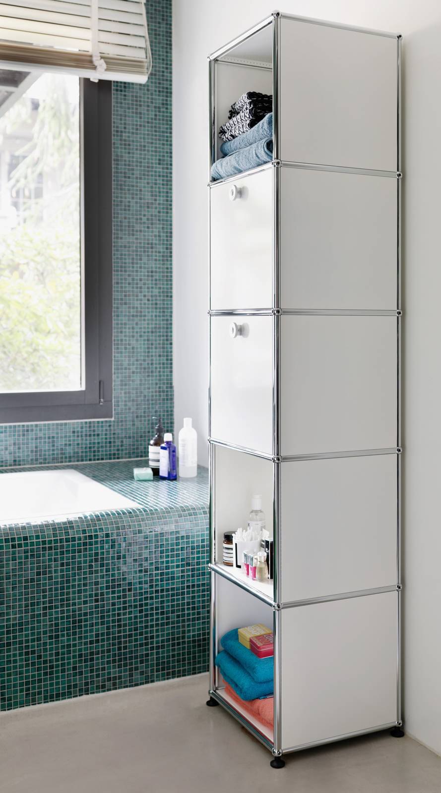 Permette di sfruttare al meglio lo spazio il mobile contenitore verticale bianco USM Haller di USM Modular Furniture che si articola in tre vani aperti e due chiusi da ante a ribalta. Si può scegliere fra 14 colorazioni diverse. Misura L 35 x P 35 x H 175 cm. Prezzo 2.040,45 euro. www.usm.com Permette di sfruttare al meglio lo spazio il mobile contenitore verticale bianco USM Haller di USM Modular Furniture che si articola in tre vani aperti e due chiusi da ante a ribalta. Si può scegliere fra 14 colorazioni diverse. Misura L 35 x P 35 x H 175 cm. Prezzo 2.040,45 euro. www.usm.com